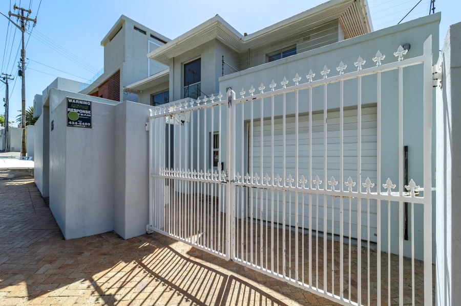 To Let 4 Bedroom Property for Rent in Bantry Bay Western Cape